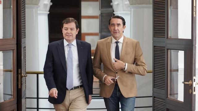 El presidente de la Junta, Alfonso Fernández Mañueco, y el consejero de Vivienda, Medio Ambiente y Ordenación del Territorio, Juan Carlos Suárez-Quiñones.