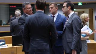 El ministro de Economía, Carlos Cuerpo, conversa con el comisario de Comercio, Maros Sefcovic, durante la reunión de este lunes en Bruselas