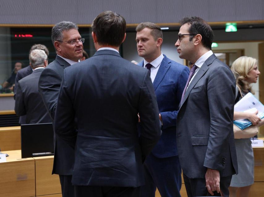 El ministro de Economía, Carlos Cuerpo, conversa con el comisario de Comercio, Maros Sefcovic, durante la reunión de este lunes en Bruselas