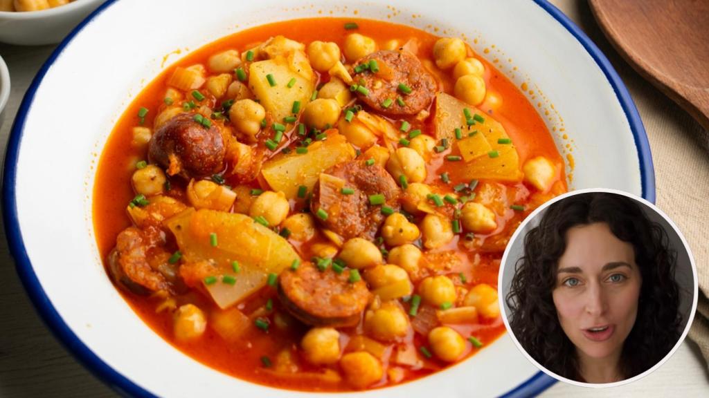 La nutricionista Júlia Farré junto a un plato de garbanzos.