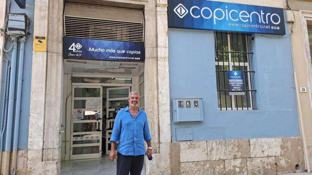 Pepe Ferrer, uno de los dueños de Copicentro en uno de sus puntos de venta en Málaga.