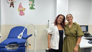 La concejala de acción social, Marisol García, junto a la nueva matrona Sara Caamaño