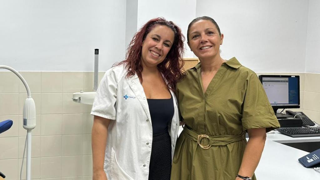 La concejala de acción social, Marisol García, junto a la nueva matrona Sara Caamaño