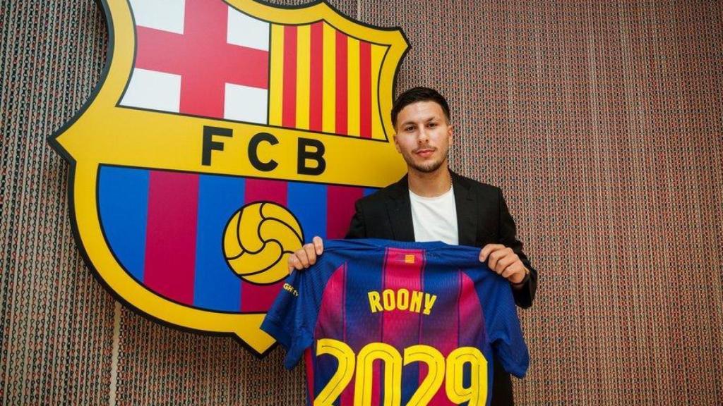 Roony Bardghji posa con la camiseta del FC Barcelona