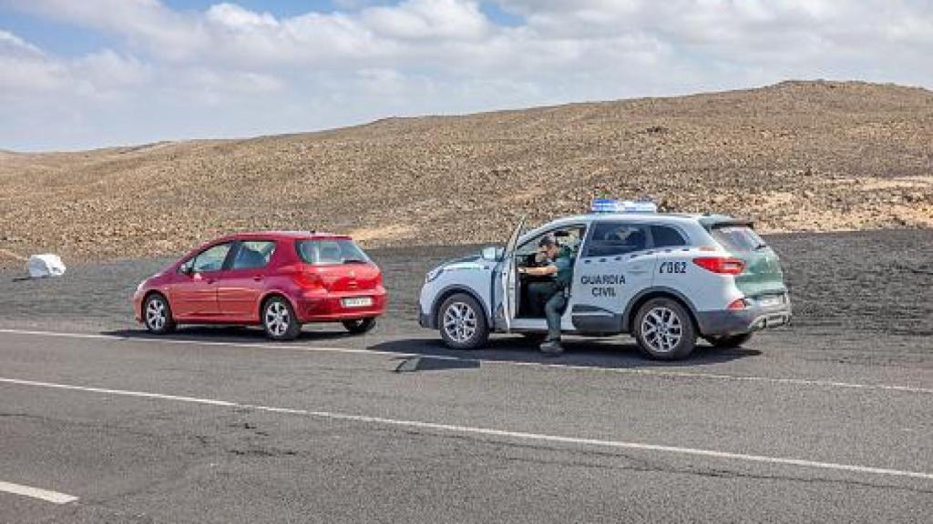 Imagen de la Guardia Civil deteniendo a un conductor.