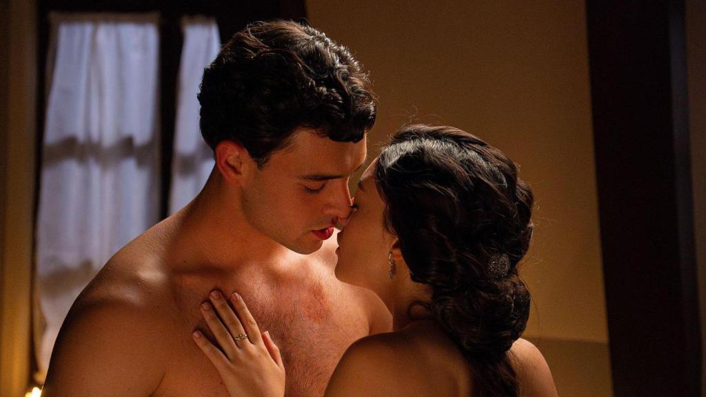 Ángela y Curro viven una noche de pasión en 'La Promesa'.