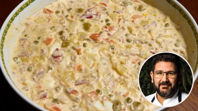 El chef Dani García posa junto a un plato de su versión de la ensaladilla rusa.