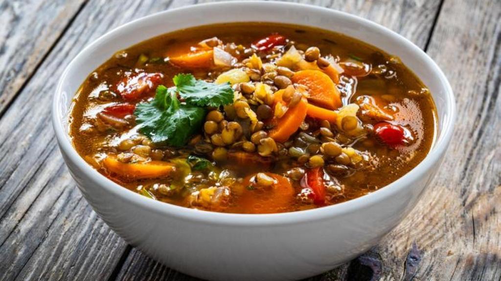 Cuenco con guiso de lentejas.