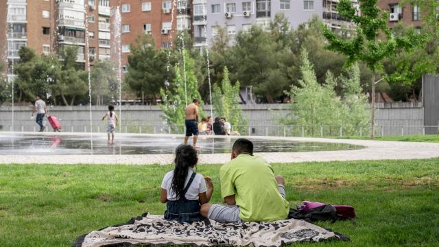 Una familia descansa en una de las zonas de la playa de Madrid Río.