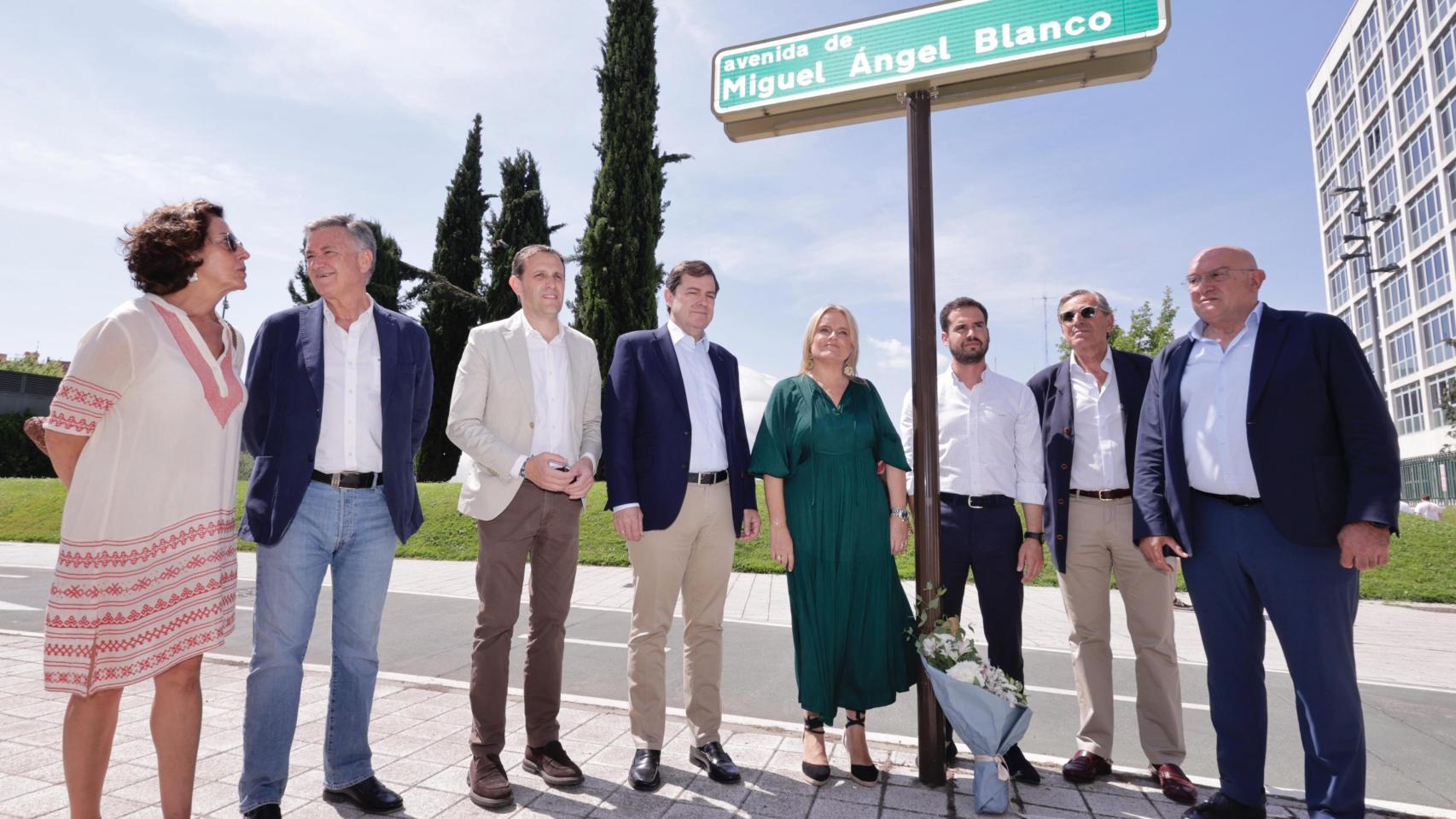 El presidente de la Diputación de Valladolid, Conrado Íscar, el presidente de la Junta y del PPCyL, Alfonso Fernández Mañueco, Mari Mar Blanco y el alcalde de Valladolid, Jesús Julio Carnero, entre otras autoridades, en el homenaje a Miguel Ángel Blanco en la capital vallisoletana, este lunes