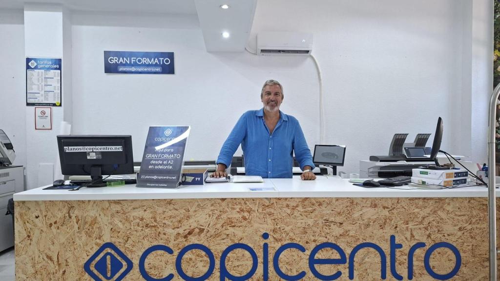 Pepe Ferrer, uno de los dueños de Copicentro, en la tienda de Alameda Principal.