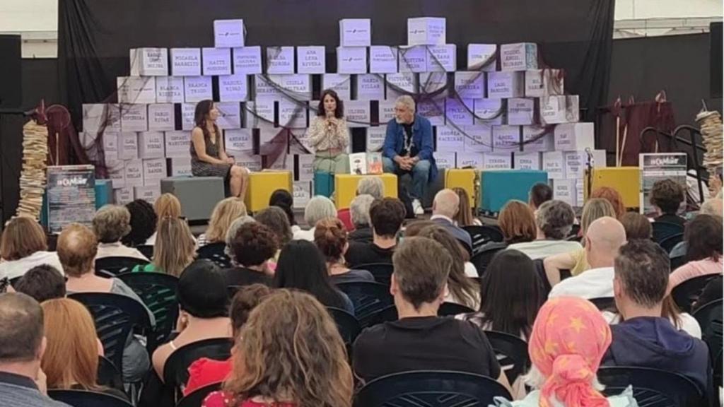 Imagen de la Feria de la Cultura En CaMiño 2024, con Blanca Riestra, Yolanda Castaño y Manuel Rivas