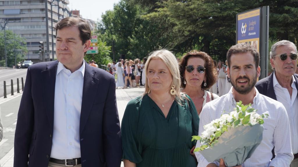 El presidente de la Junta y del PPCyL, Alfonso Fernández Mañueco, junto a la senadora del PP Mari Mar Blanco y el concejal popular del Ayuntamiento de Valladolid Rodrigo Nieto, este lunes