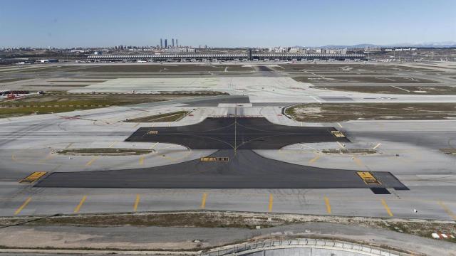 Aeropuerto de Barajas, pista de despegue y aterrizaje vistas, vistas del aeropuerto