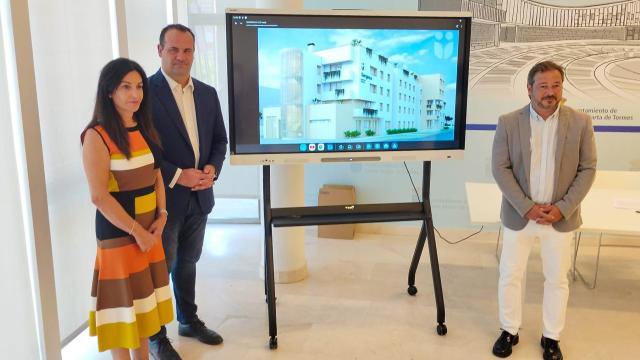 El alcalde de Santa Marta, David Mingo, junto a Óscar Santos, concejal de Empleo, y Marta Jiménez, administradora del Grupo Sergesa