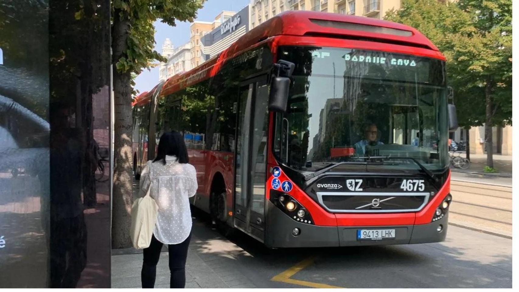 Uno de los buses de Zaragoza, en el paseo de la Independencia.