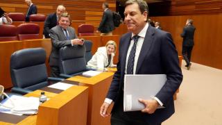 El portavoz y consejero de Economía y Hacienda de la Junta, Carlos Fernández Carriedo, durante un pleno de las Cortes