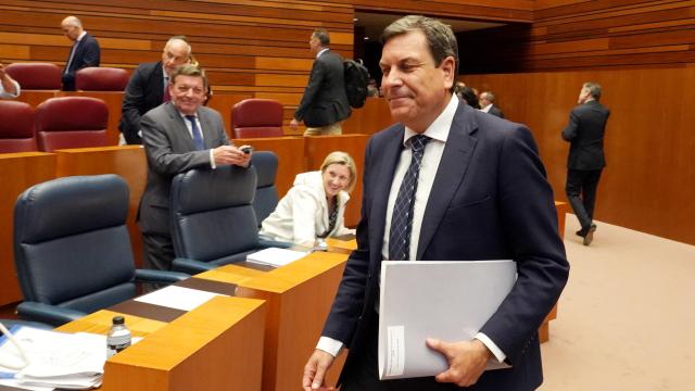 El portavoz y consejero de Economía y Hacienda de la Junta, Carlos Fernández Carriedo, durante un pleno de las Cortes