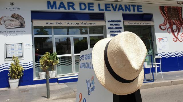 El sombrero de Arturo Perez-Reverte en el restaurante Mar de Levante.