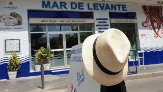 El sombrero de Arturo Perez-Reverte en el restaurante Mar de Levante.