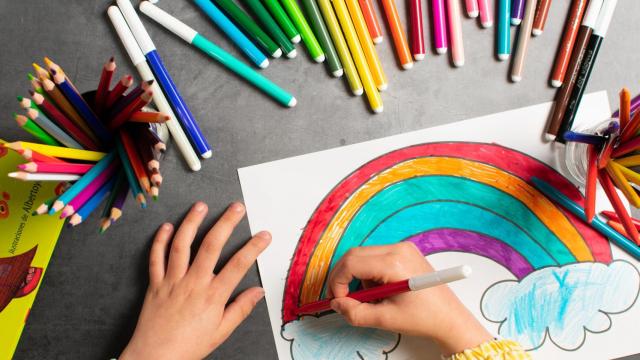 Un niño pinta un arcoíris