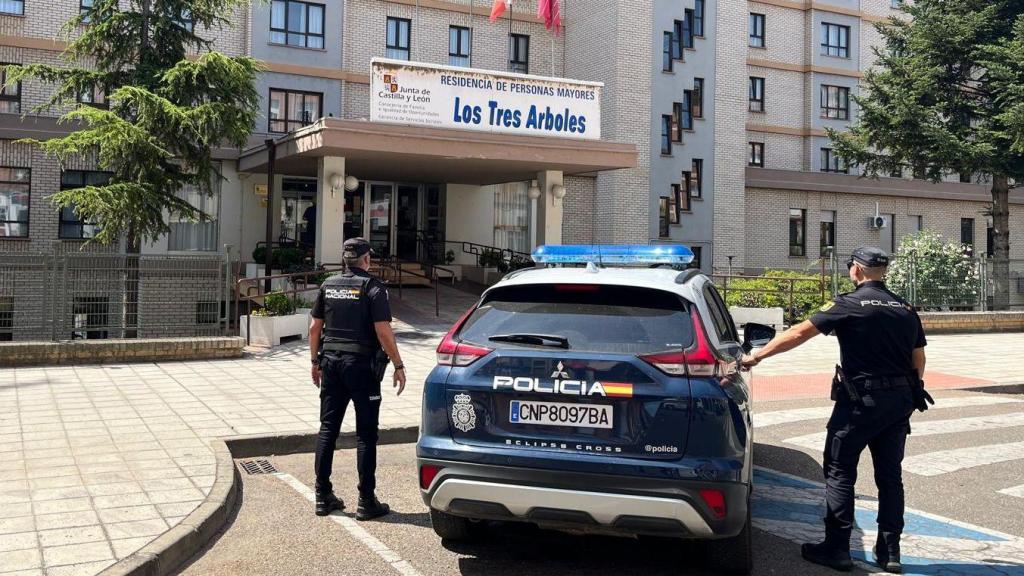 Agentes de la Policía Nacional junto a la Residencia de los Tres Árboles de Zamora