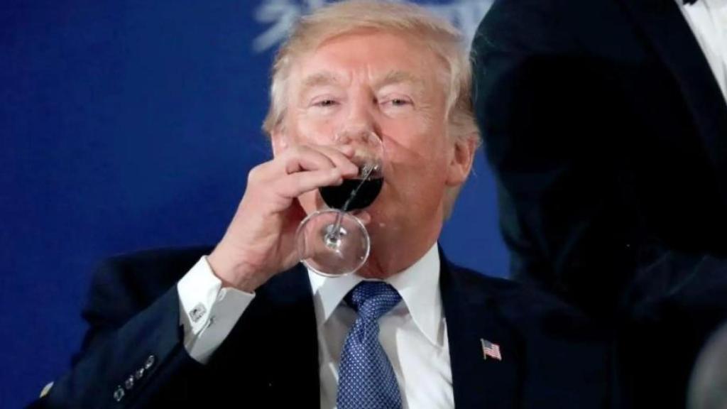 Donald Trump, presidente de Estados Unidos, bebiendo una copa de vino tinto en una imagen de archivo.