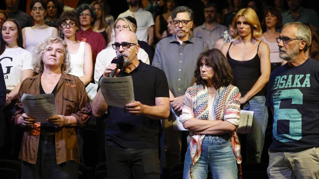 El actor Luis Tosar interviene en el acto en el que personas del mundo de la cultura presentan, este lunes en el Teatro del Barrio, una carta dirigida al presidente del Gobierno, Pedro Sánchez, en la que piden que España decrete el embargo integral de armas a Israel. Junto a él, entre otros, Ana Wagener, Carlos Bardem, María Botto y Javier Fesser. EFE/ Mariscal