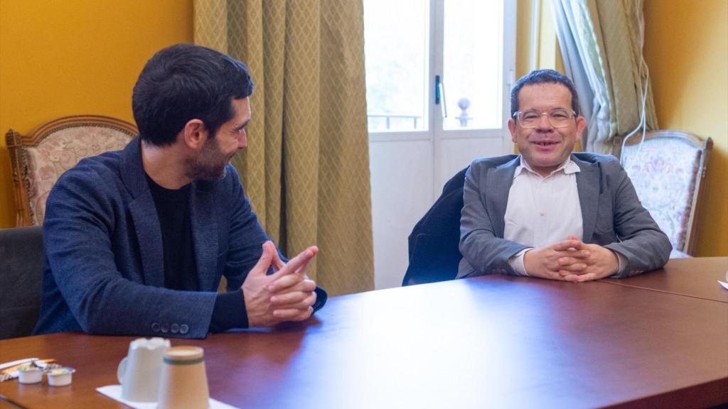 El ministro de Derechos Sociales,Consumo y Agenda 2030, Pablo Bustinduy (i), junto al director del Real Patronato sobre Discapacidad, Jesús Martín Blanco (d).