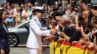 La princesa Leonor saludando a vecinos de Marín, frente al concello de la localidad pontevedresa
