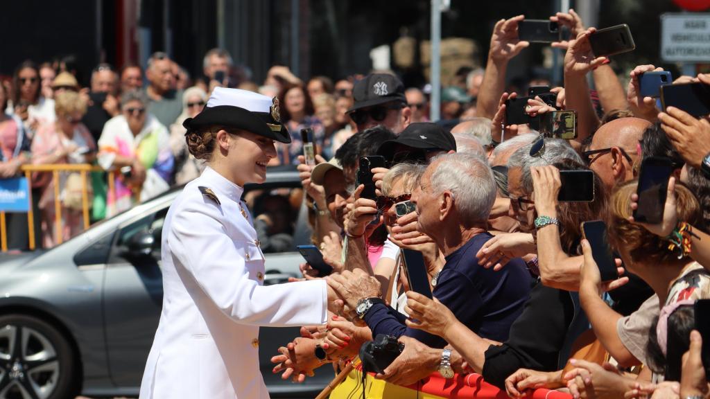 La princesa Leonor saludando a vecinos de Marín, frente al concello de la localidad pontevedresa