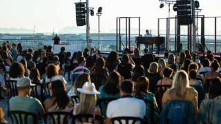 Imagen de un concierto del Festival Terraceo en la terraza del Auditorio Mar de Vigo.