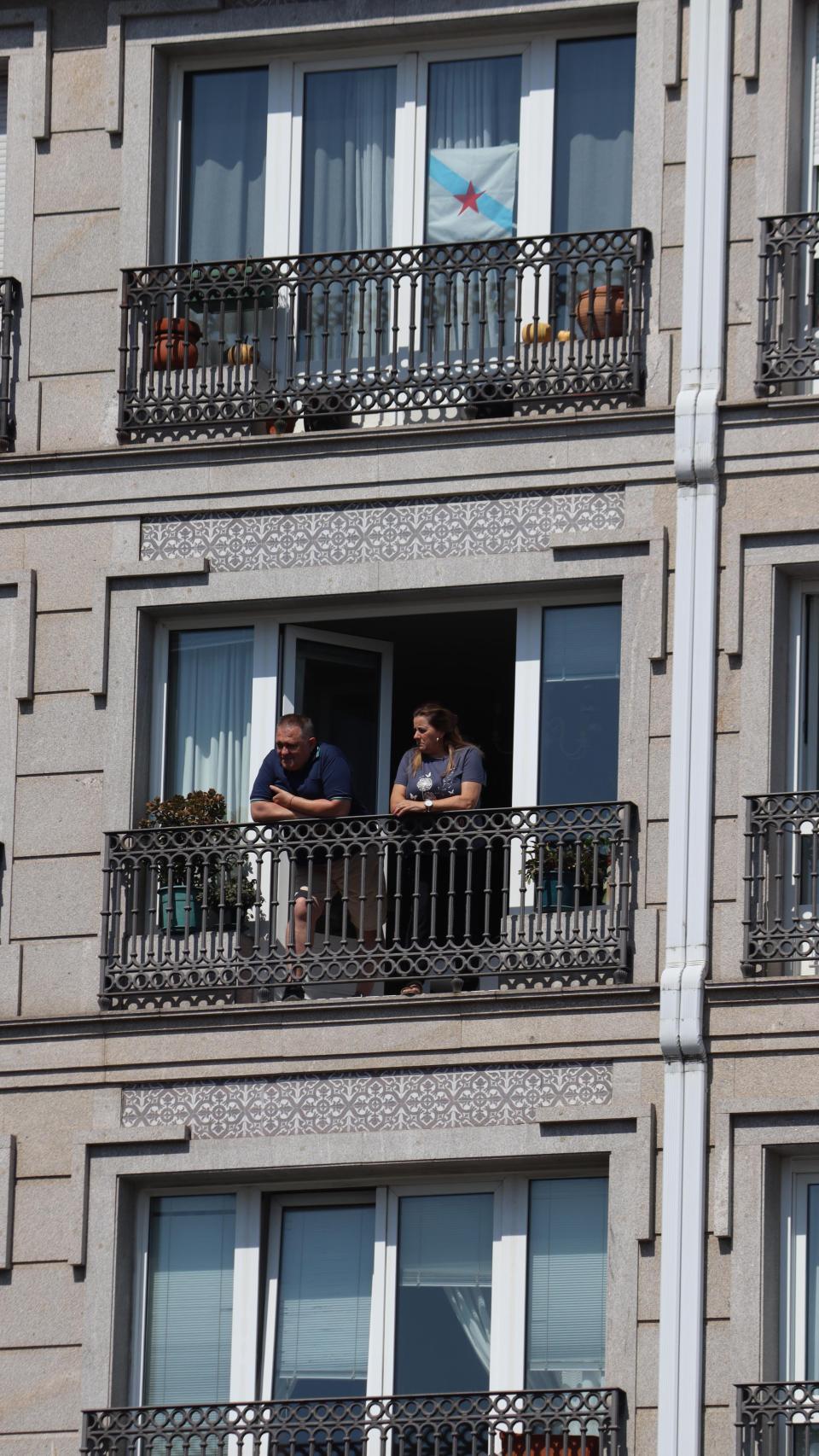 Vecinos de Marín, en su terraza, esperando la llegada de la princesa