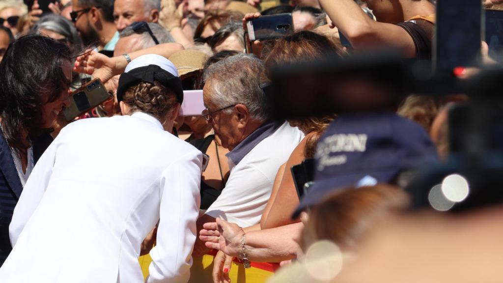 Manuel, enseñándole a la princesa la foto de su padre durante su paso por Marín en 1986