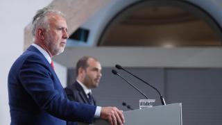 El Consejero de la Presidencia catalán, Albert Dalmau Miranda, y el ministro de Política Territorial y Memoria Democrática de España, Ángel Víctor Torres, este lunes en la rueda de prensa en el Palau de la Generalitat tras el acuerdo para la financiación singular de Cataluña.