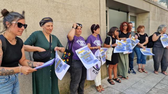 Imagen de la rueda de prensa ante las puertas del servicio