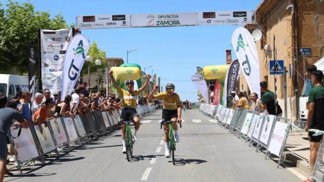 Dos ciclistas participantes en la Vuelta a la Provincia de Zamora 2024