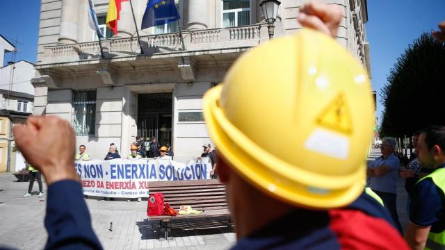 Trabajadores de Alcoa San Cibrao durante un encadenamiento frente a la subdelegación del Gobierno en Lugo, en una foto de archivo