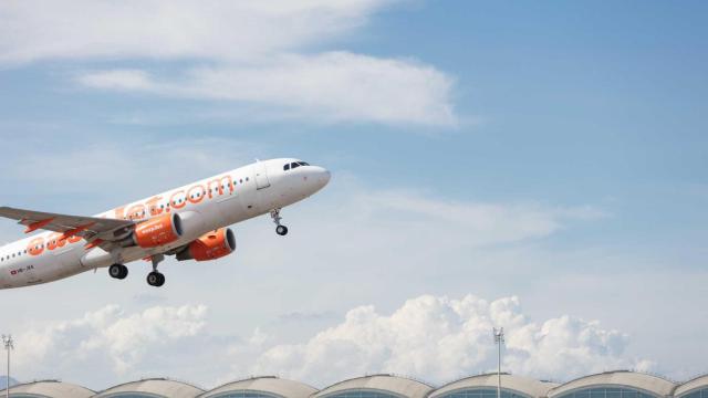 Uno de los aviones de EasyJet despegando del aeropuerto Miguel Hernández.