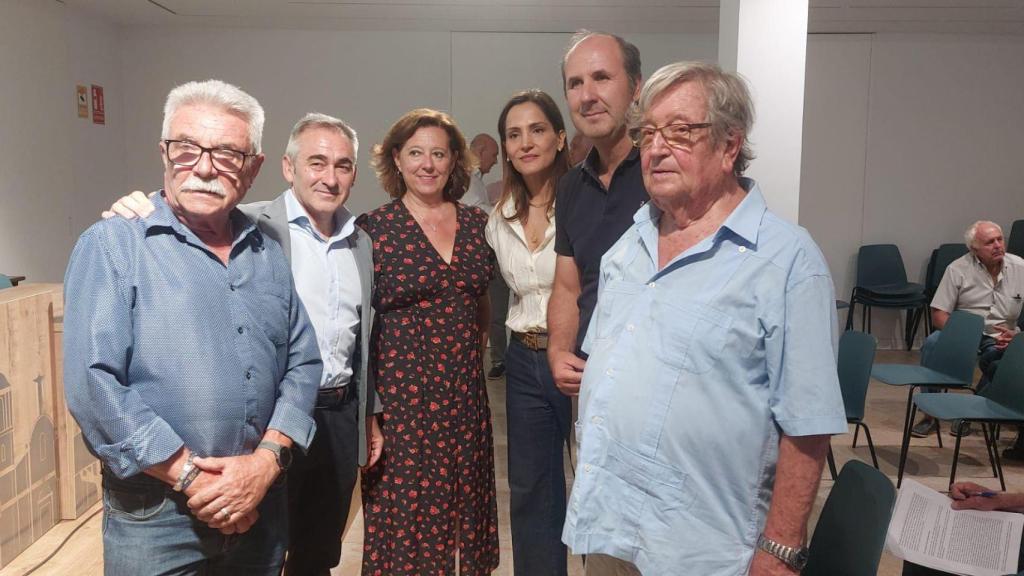 El conseller de Agricultura, Agua, Ganadería y Pesca, Miguel Barrachina, junto a alcaldes y regantes de la Vega Baja.