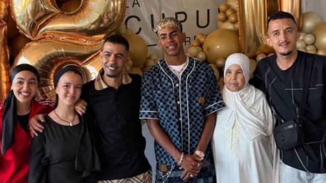 Lamine Yamal, junto a su familia en su 18 cumpleaños.