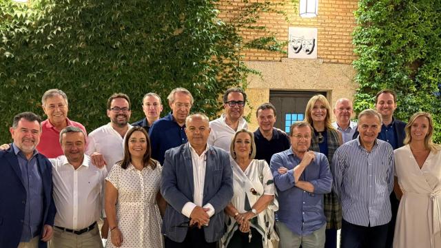 De izquierda a derecha: Arsenio Escolar, Antonio Casado, Chema Crespo, Javier Ruiz, Álvaro Nieto, José Antonio Vera, Virginia Zafra, José Luis Fernández, Enrique Rodríguez, Esther Esteban, Miguel Ángel Patiño, Carlos Sánchez, Encarna Samitier, Juan Llobel, Carmelo Encinas y Jonathan Gómez.