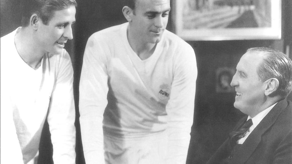 Raymond Kopa, Di Stéfano y Santiago Bernabéu. Foto incluida en la biografía 'Bernabéu', de Juanma Trueba, y cedida por la editorial Geoplaneta