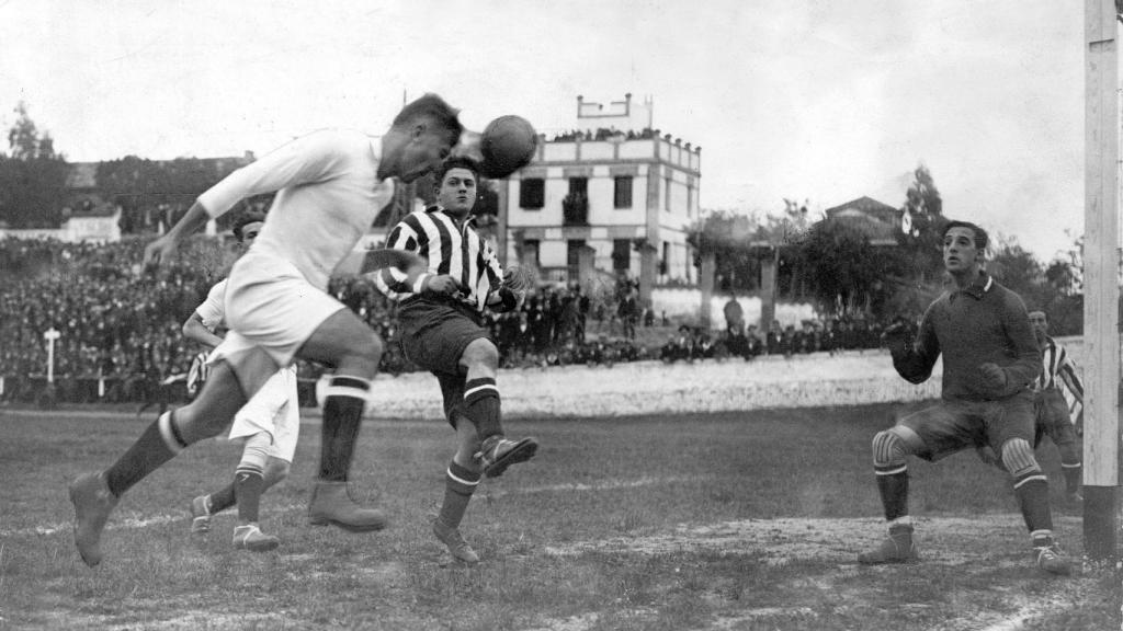 Santiago Bernabéu remata de cabeza en un partido entre el Real Madrid y el Atlético. Foto incluida en la biografía 'Bernabéu', de Juanma Trueba, y cedida por la editorial Geoplaneta