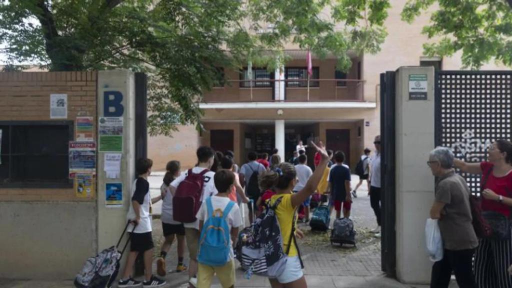 Imagen de la entrada de un colegio de Sevilla.