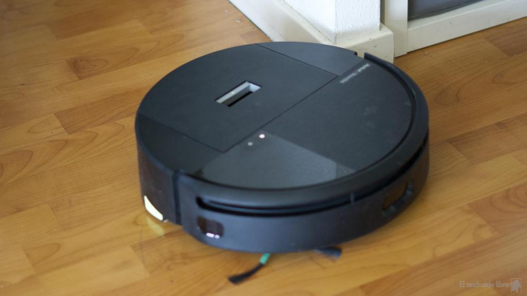 Roomba Dust Compacter limpiando