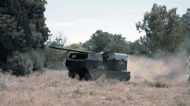 Obús autopropulsado sobre cadenas Némesis