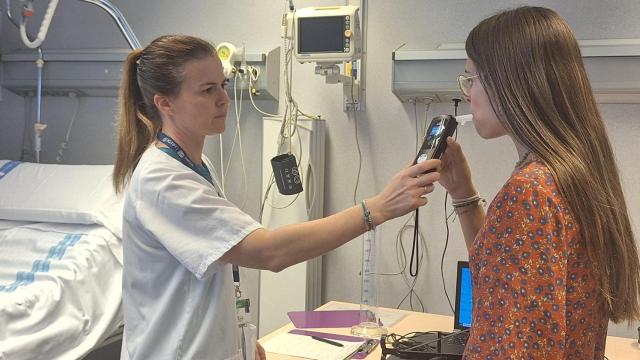 Clara Pérez Mañá durante el ensayo. Instituto de Investigación Germans Trias i Pujol (IGTP)