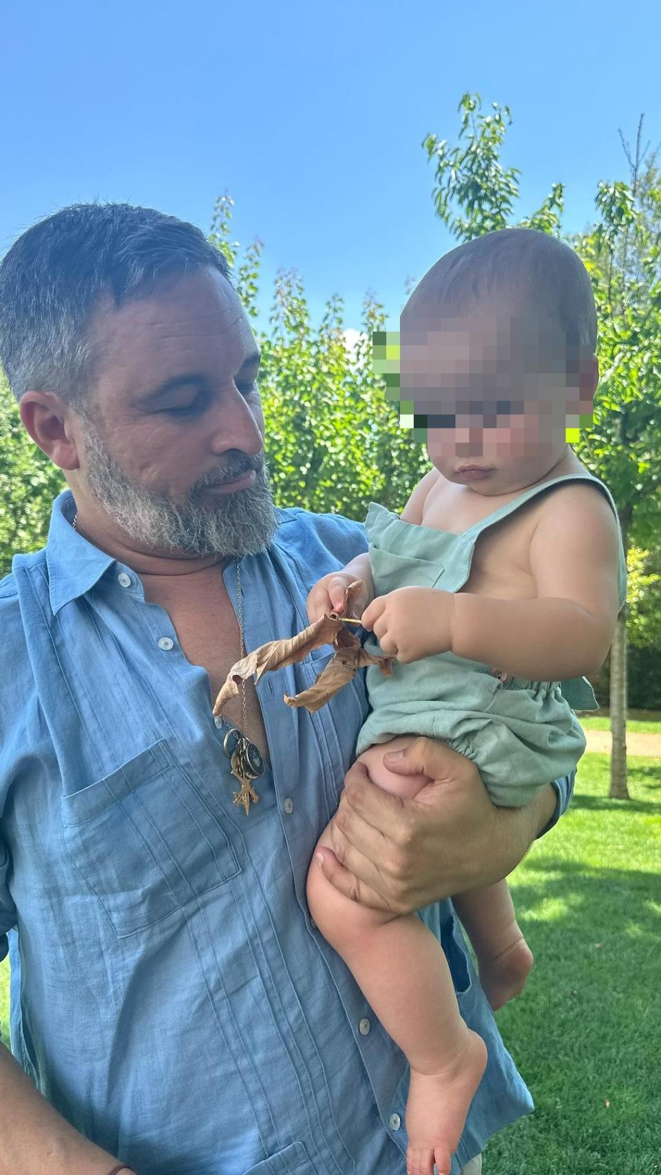Santiago Abascal y su hijo Hernán en una imagen de sus redes sociales.
