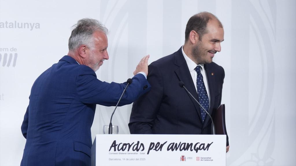 El ministro de Política Territorial y Memoria Democrática, Ángel Víctor Torres, y el conseller de Presidencia, Albert Dalmau (d), durante la rueda de prensa posterior a la reunión de la Comisión Bilateral entre el Ejecutivo central y el Govern